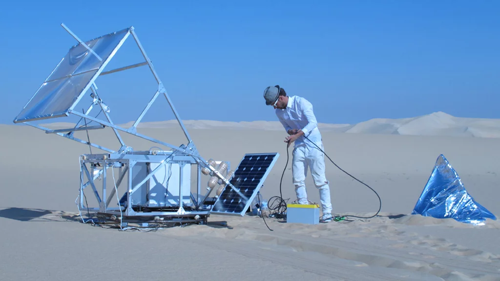 Markus Kayser tests his Solar-Sinter in the Egyptian desert