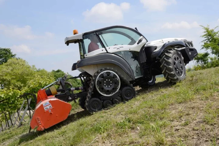 Ferrari Sky Jump V95 Dualsteer tractor: rubber caterpillar tracks give it up to 60% more traction than a regular tractor for excellent performance on steep slopes