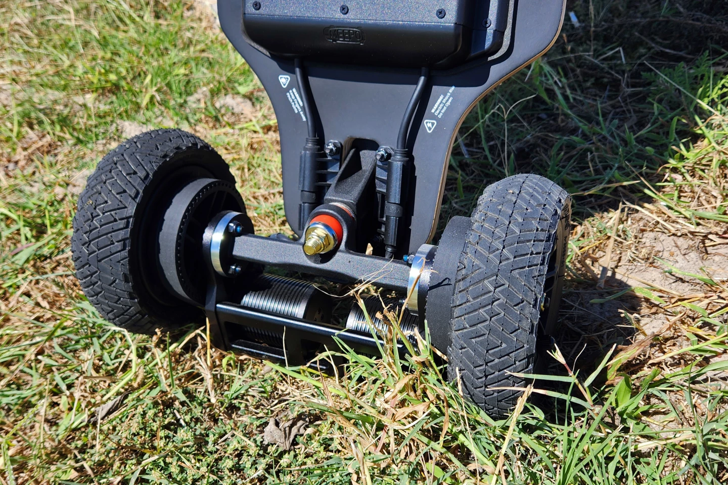 The single kingpin truck in the rear keeps it all simple. Cable routing looks clean enough that you'd be hard pressed to damage anything, short of a stick or something getting in there while shredding