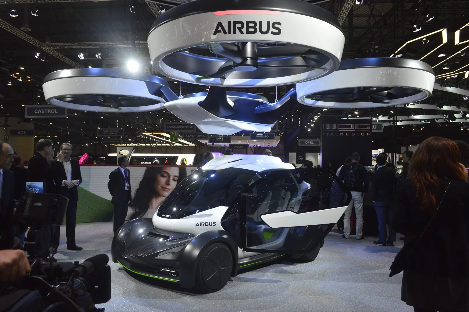 The Pop.Up travel pod is designed to work seamlessly with both a ground chassis and a quadcopter