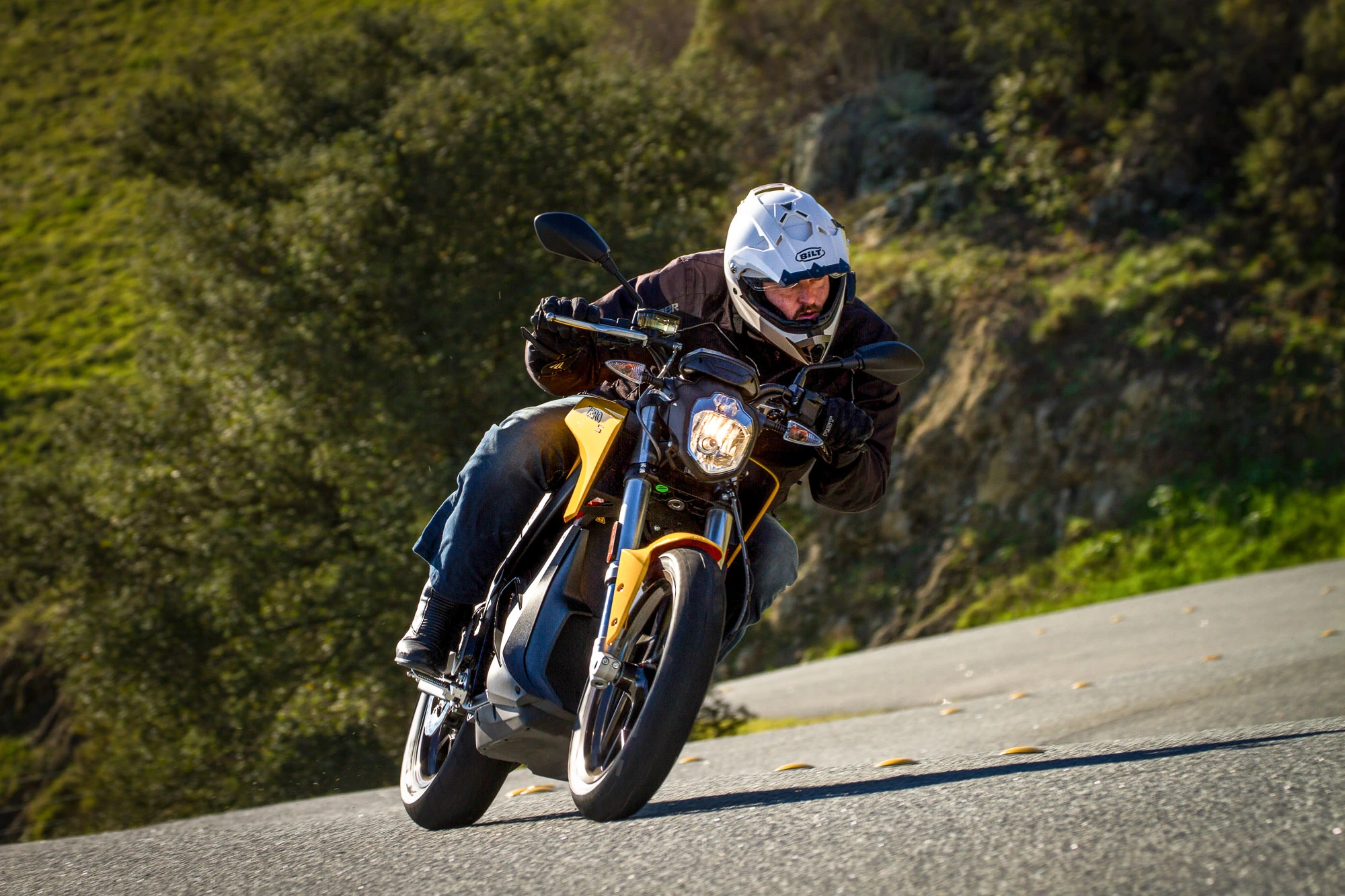 2015 Zero S - weight difference between 9.4 and 12.5 kWh batteries is noticeable, but doesn't affect handling at Loz's level of riding (Photo: Joe Salas/4theriders.com)