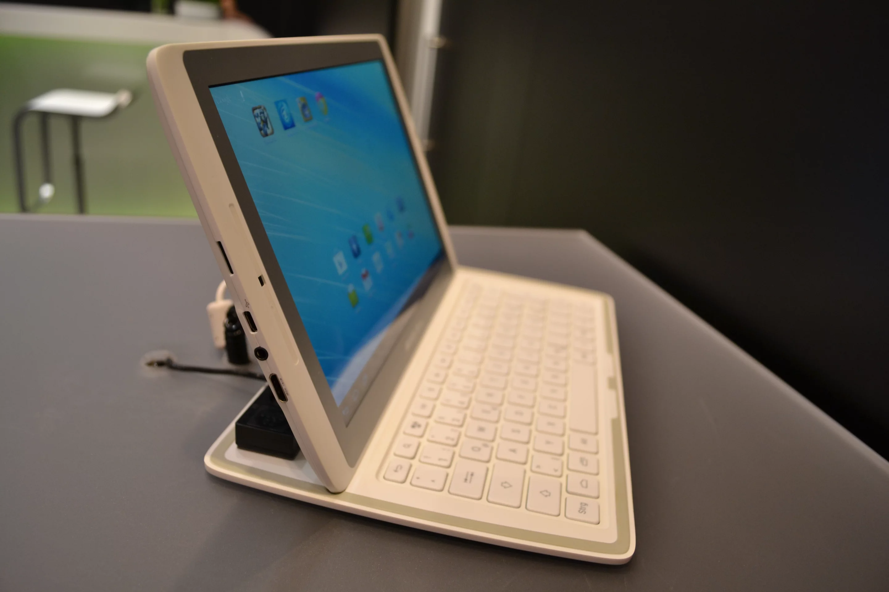 A quick hands-on overview of the new Archos 101 XS ICS tablet with included cover, dock, stand and keyboard