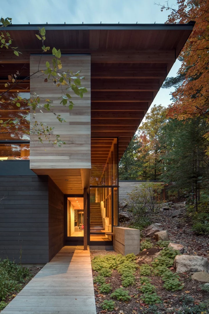 The Bear Stand Home in Ontario, Canada, by Bohlin Cywinski Jackson offers a forest getaway for a family in Shanghai. A winner under the "Private Homes" category of the 2018 International Architecture Awards