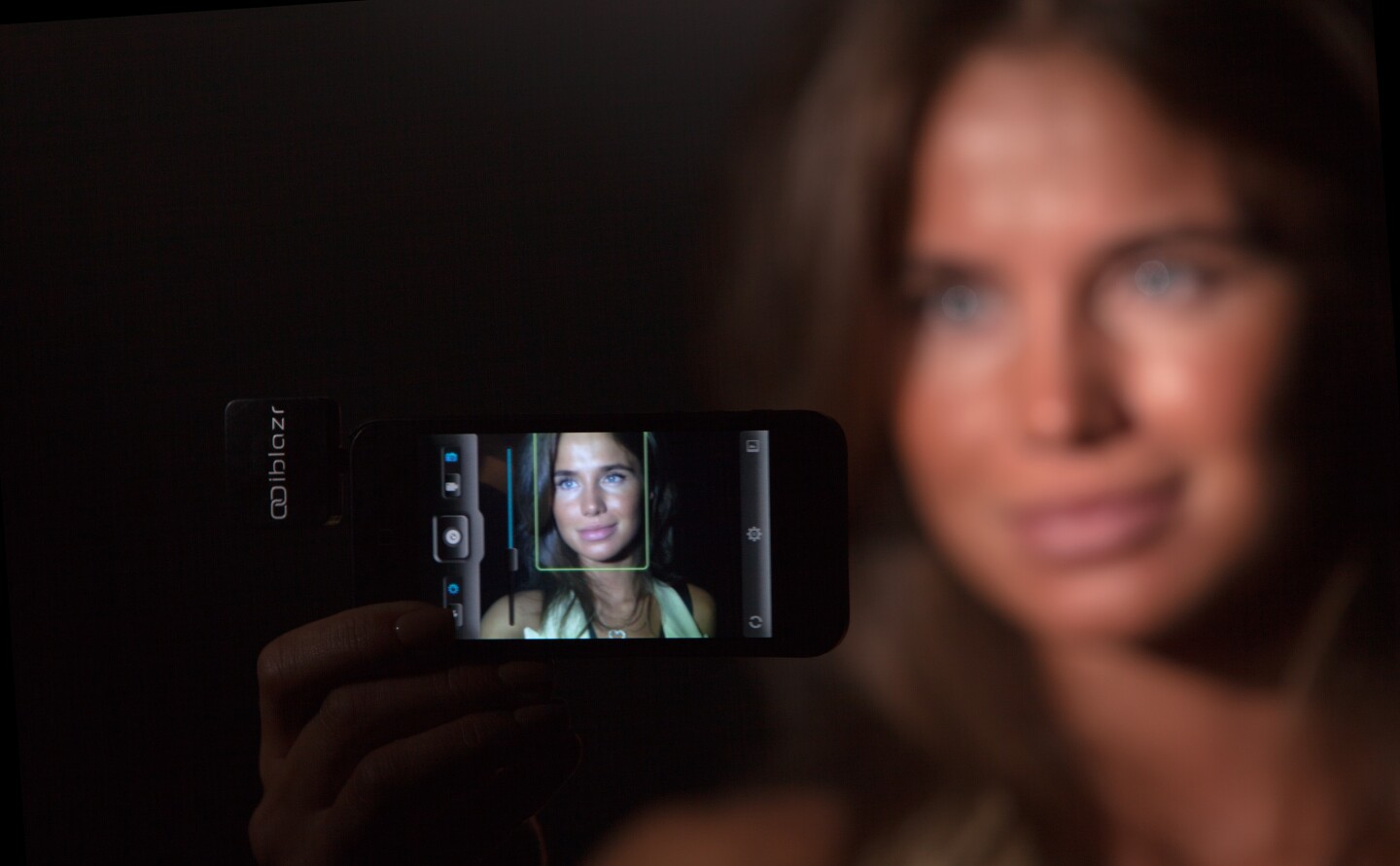 The accompanying app helps users to choose which camera to use with iblazr (front or back)