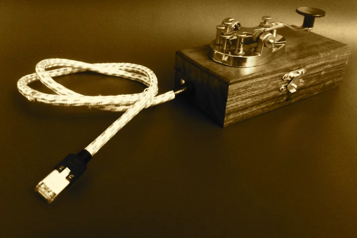 The open-source, self-build Tworsekey interface allows users to tap short messages in Morse Code on the key, have it translated into text by the device and then update a Twitter status via the platform's API