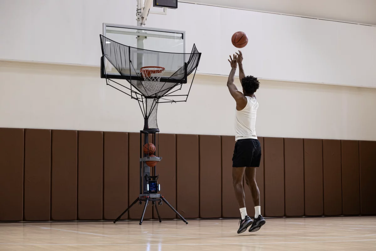 AI basketball trainer with smart precision and vision to elevate your game ?url=https%3A%2F%2Fnewatlas Brightspot.s3.amazonaws.com%2F76%2Fa1%2F3fa7feb94b0793c1aff4c6bd71ff%2Flumistar Carry 15