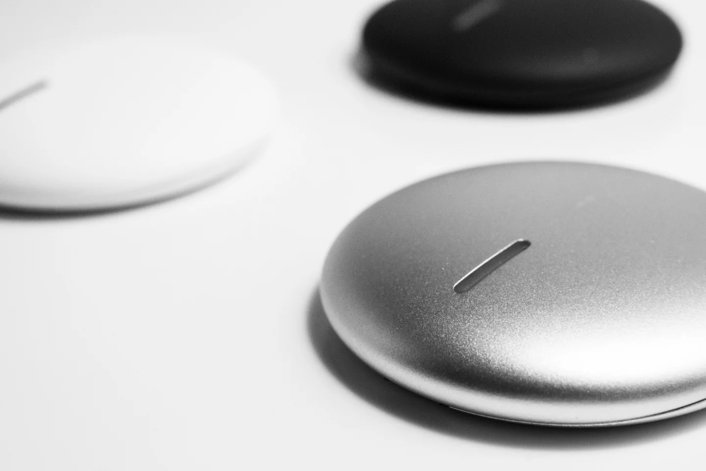 You activate Stilla simply by squeezing it, or via an accompanying iOS/Android app