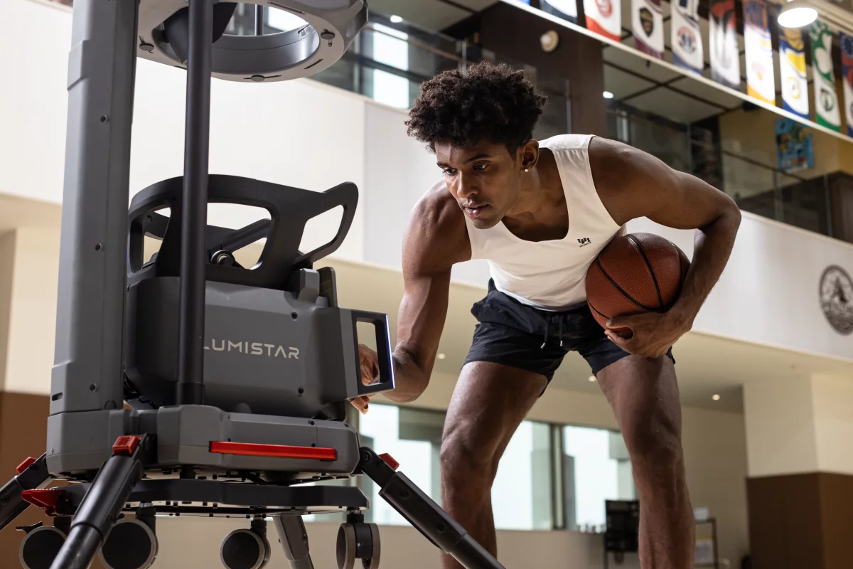 AI basketball trainer with smart precision and vision to elevate your game ?url=https%3A%2F%2Fnewatlas Brightspot.s3.amazonaws.com%2F91%2F15%2Fa6a9b9134b088ce626b3d9bc7670%2Flumistar Carry 5
