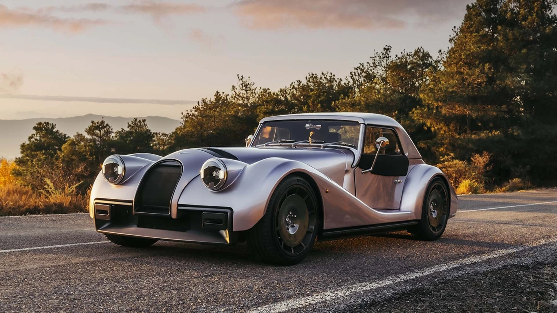 The Morgan Supersport comes with a lightweight aluminum chassis, a turbocharged engine, and independent suspension