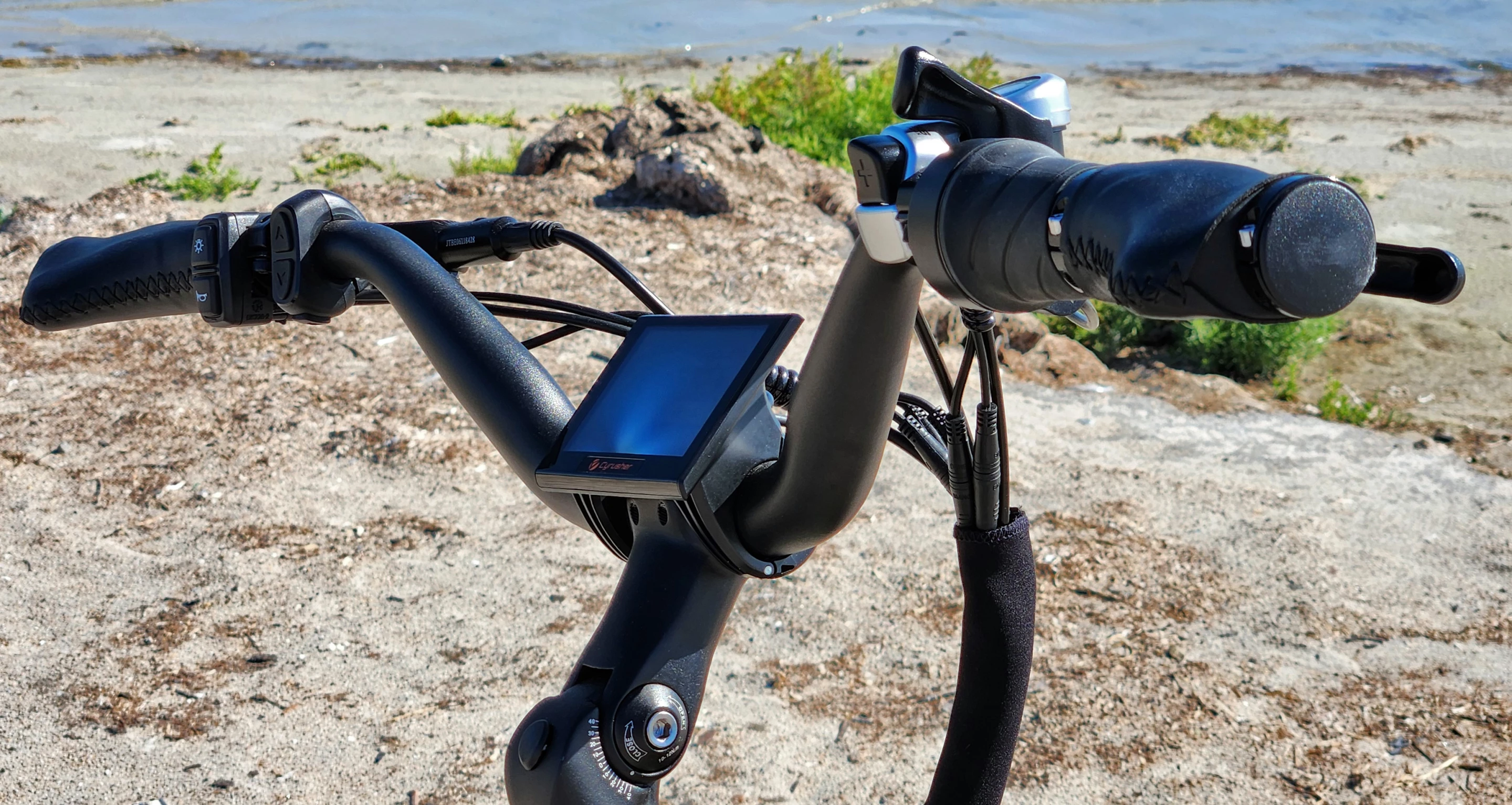 While the grips feel premium, I still don't like the feel of the palm rests. And that sure is a lot of cabling.