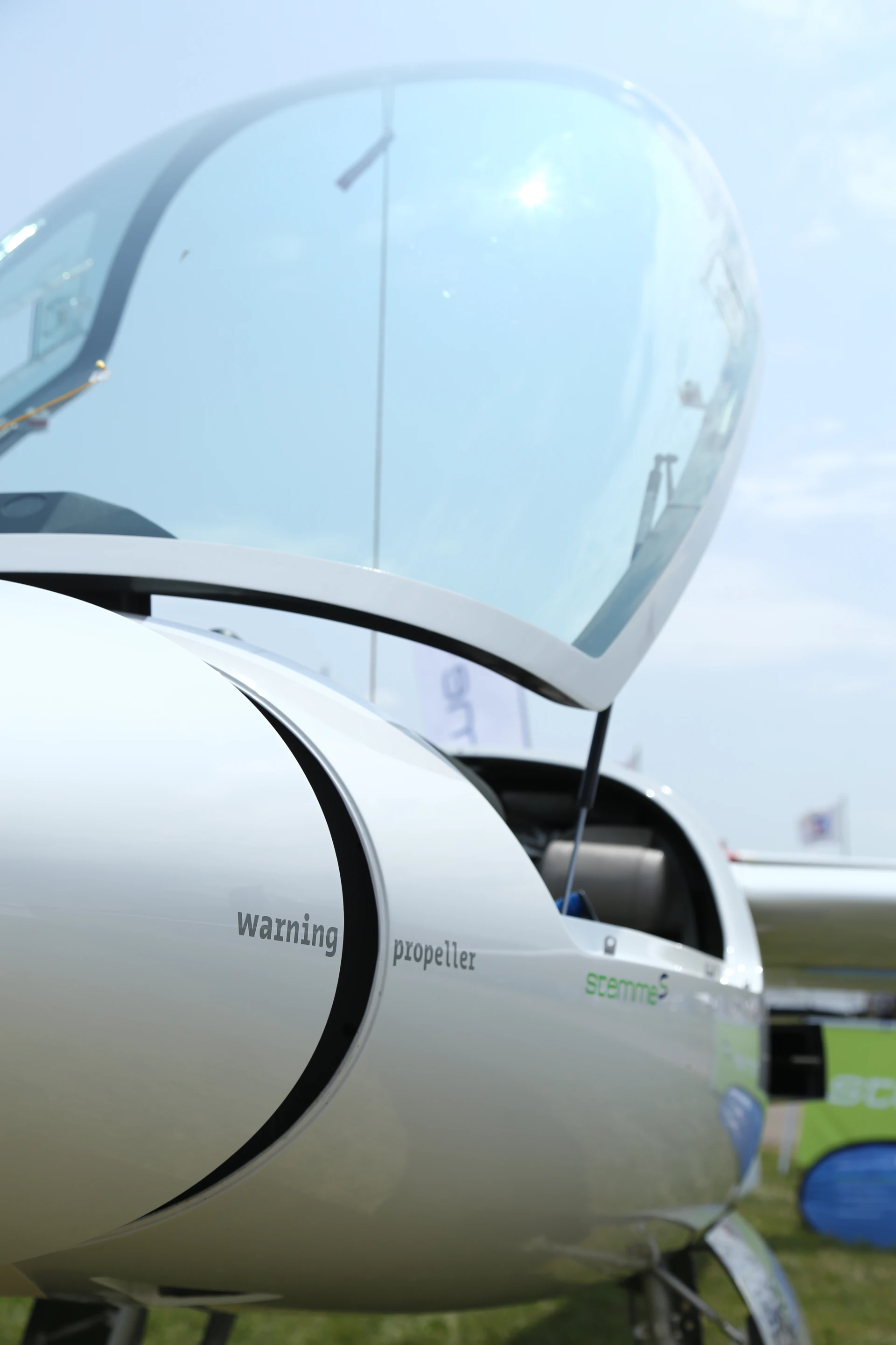 The S10's nose cone retracts during soaring, hiding the 115 hp Rotax engine out of sight (Photo: Angus MacKenzie/Gizmag.com)