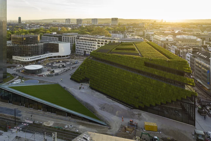 Kö-Bogen II is located in Düsseldorf includes over 30,000 hedges on its exterior
