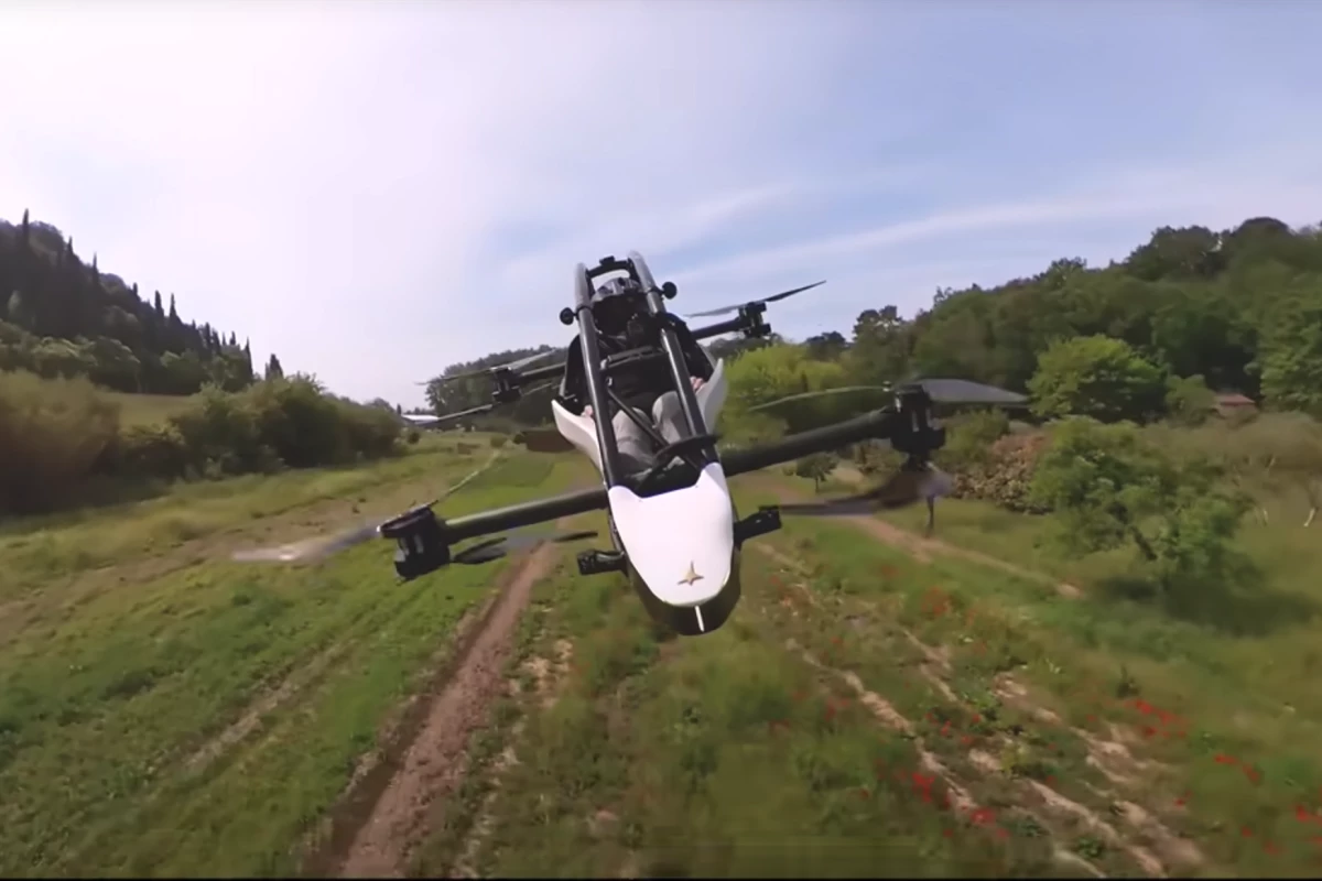 Jetson co-founder Tomasz Patan flies the Jetson One to work, hitting some impressive speeds on the way