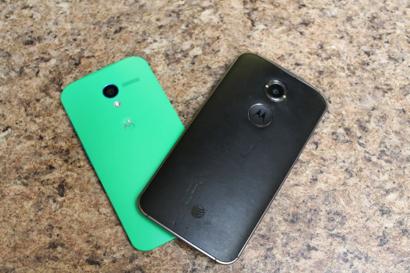 The new Moto X and the original from 2013 in green (Photo: Eric Mack/Gizmag.com)