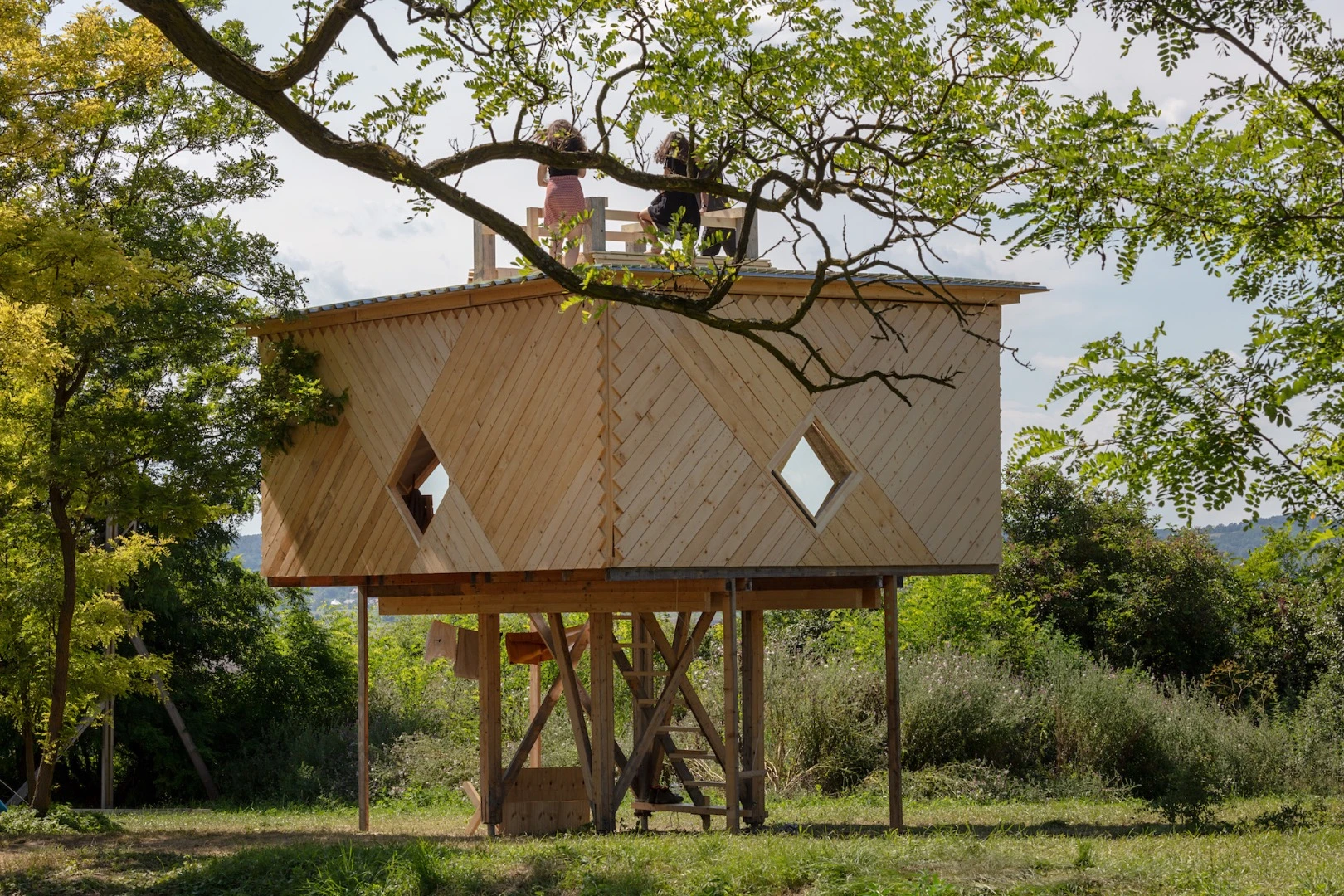 Those who climb to I am a monument's rooftop terrace can enjoy a view of the surrounding countryside