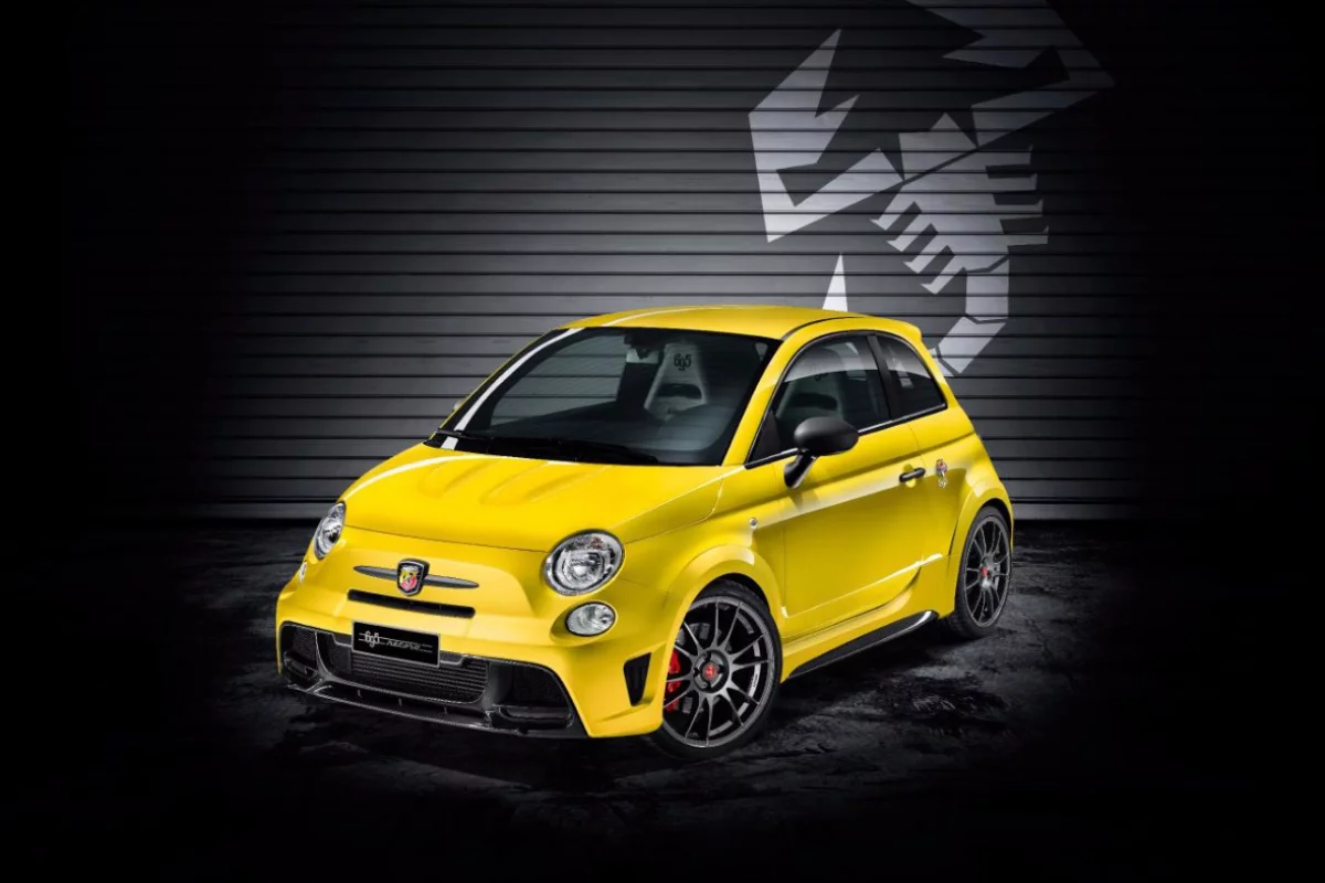 The special edition Fiat 500 Abarth 695 biposto Record commemorates the Abarth brand’s race heritage