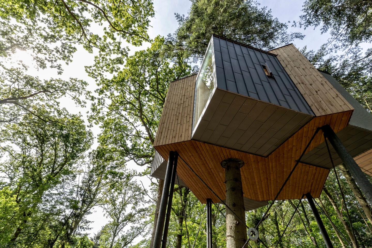 Each of the Løvtag Hotel cabins has a kitchen with water, electricity and plumbing and is designed to sleep four