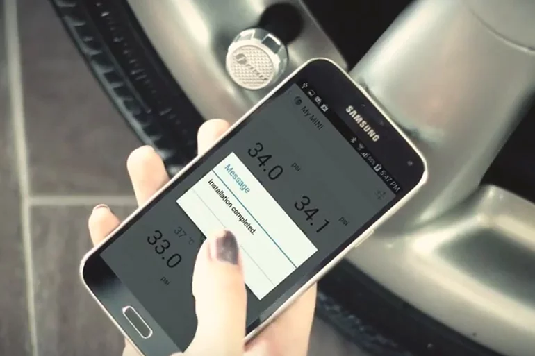The Fobo tire gauge connects to the supplied app through either an Android or iOS smartphone equipped with Bluetooth 4.0