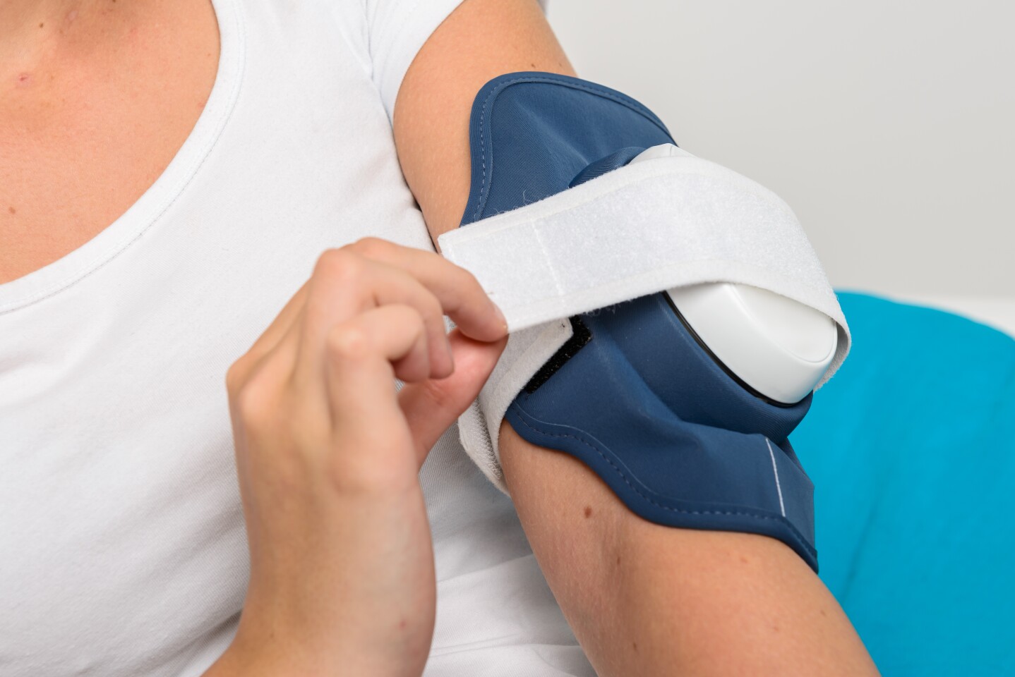 BlueControl is an unobtrusive battery-powered strap-on unit that can be placed on the parts of the body that are affected by the irritating skin disease