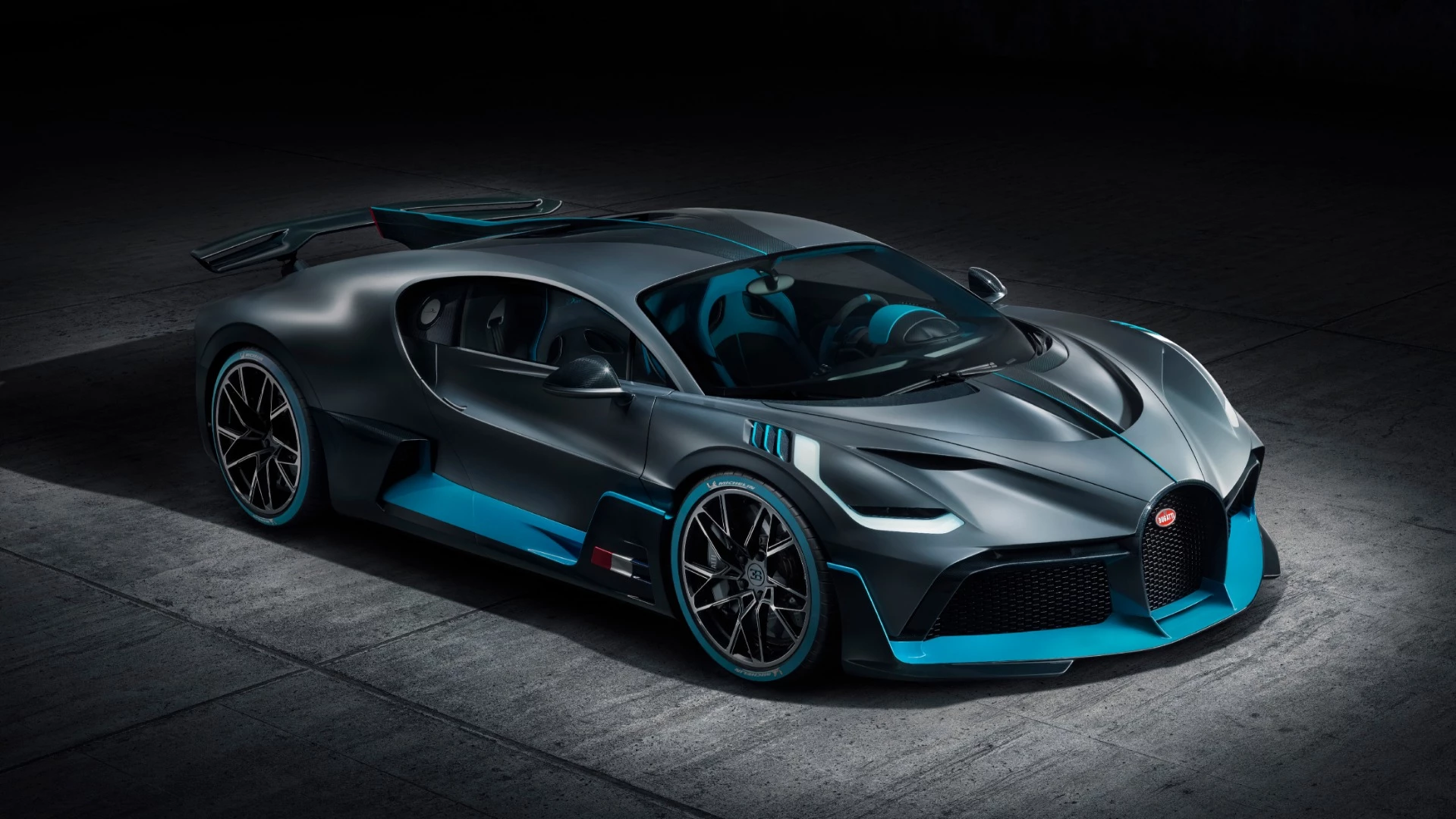 Bugatti Divo: lightweight cornering focused hypercar
