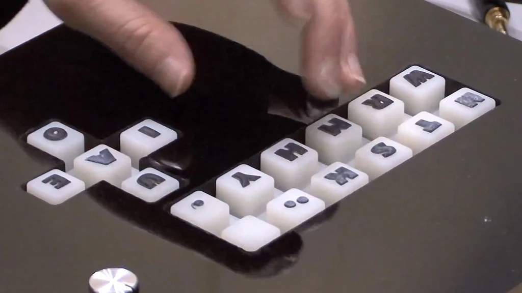 The 16 buttons used to input consonants, vowels and two types of voicing marks (Photo: DigInfo)