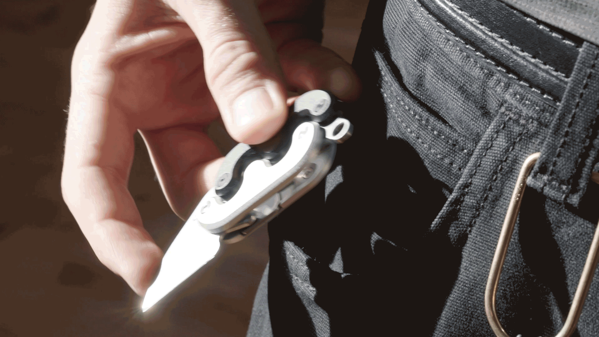 A sidewinding knife sized for the fifth pocket