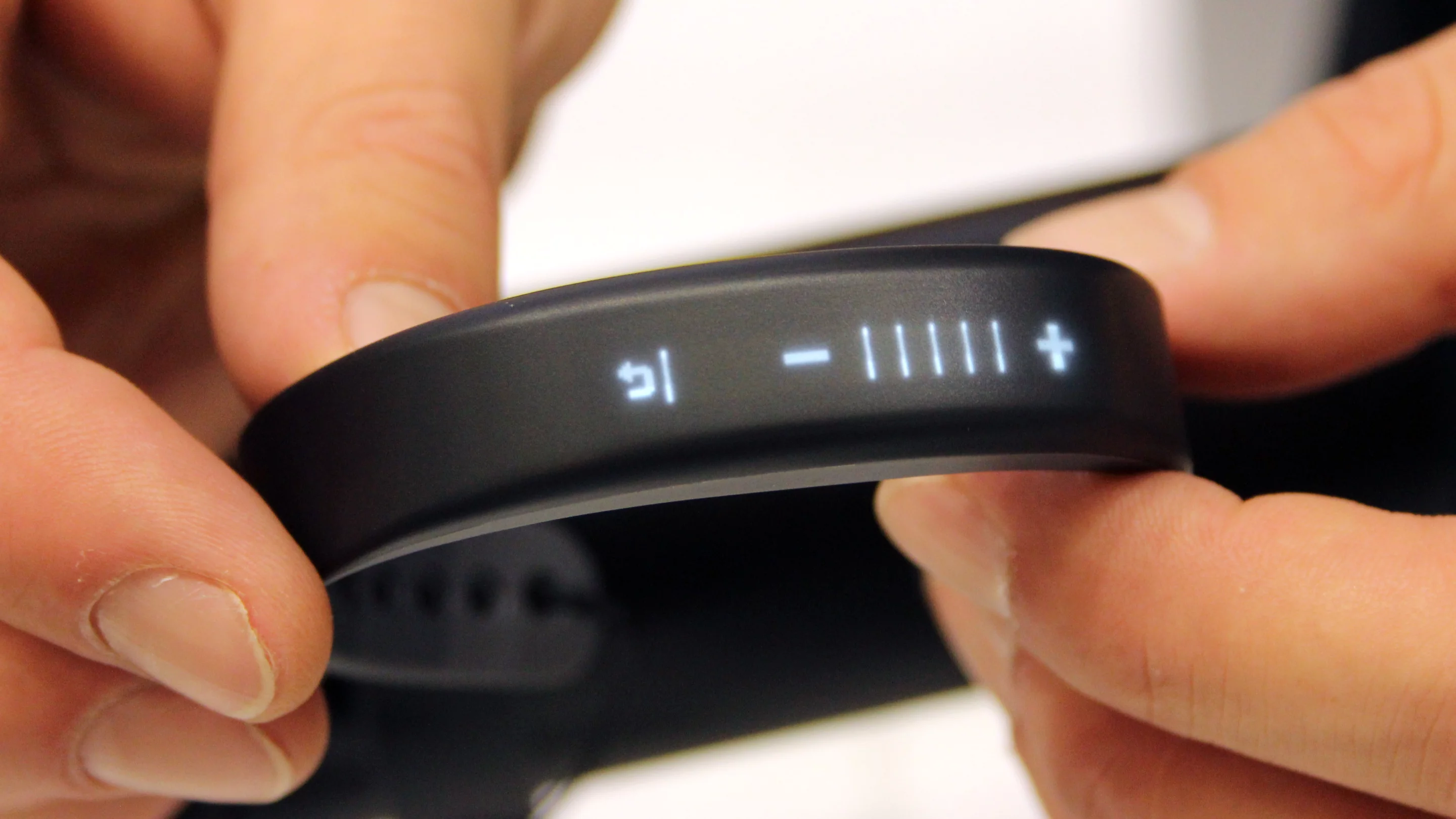 Garmin's vivosmart blends fitness tracking with smartphone functionality (Photo: Chris Wood/Gizmag)