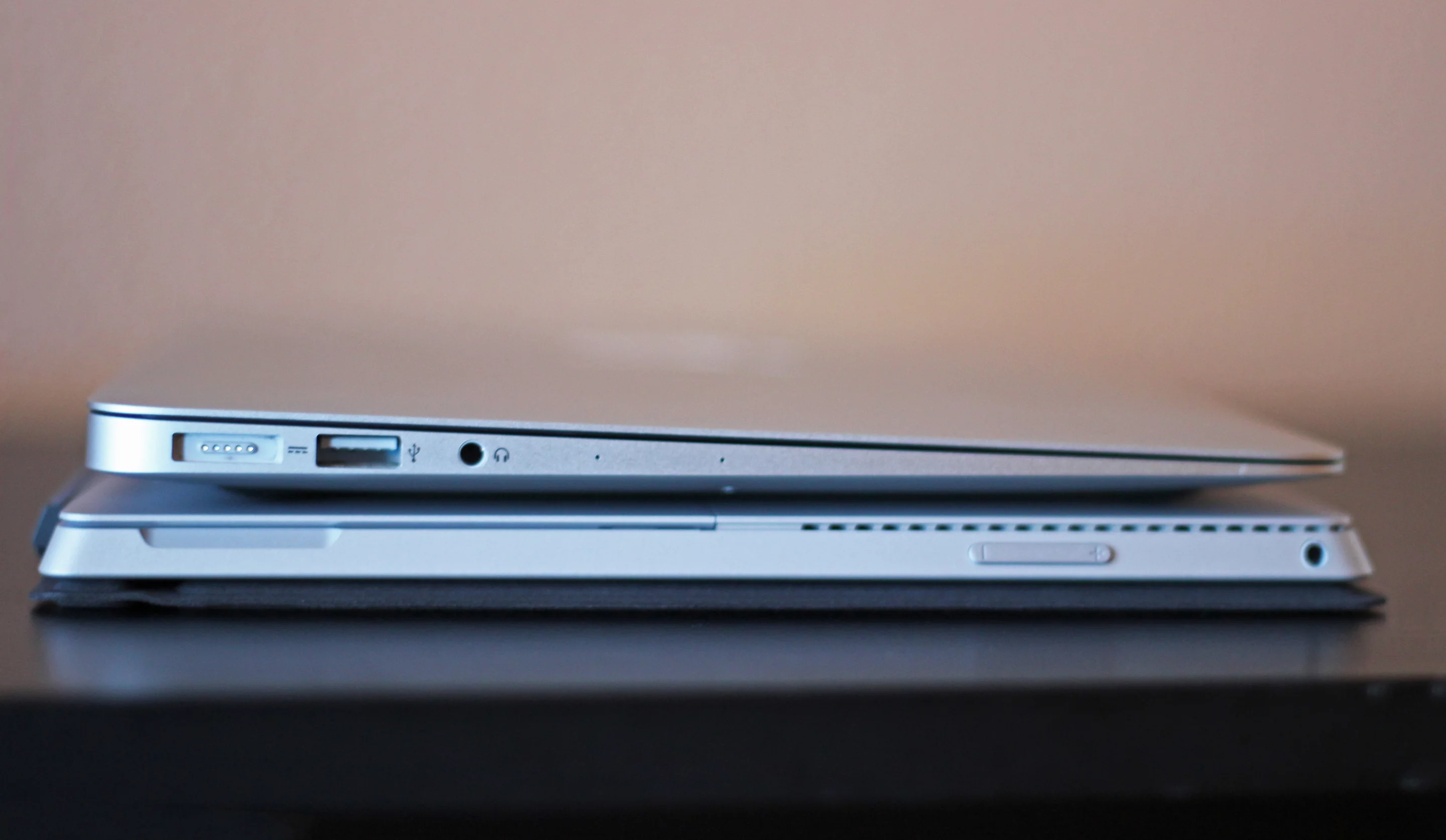 Profiles of both devices (Photo: Will Shanklin/Gizmag.com)