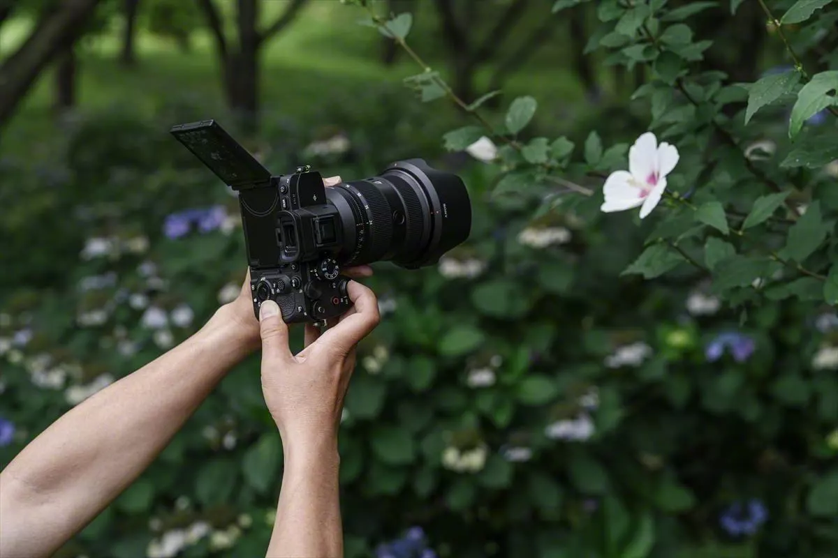 The Alpha 7R V comes with a high-resolution OLED viewfinder and a 4-axis multi-angle LCD monitor