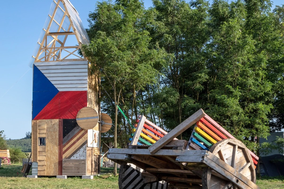 Project vertical cabin is one of the seven interesting cabin designs thought up by students at this year's Hello Wood festival in Hungary