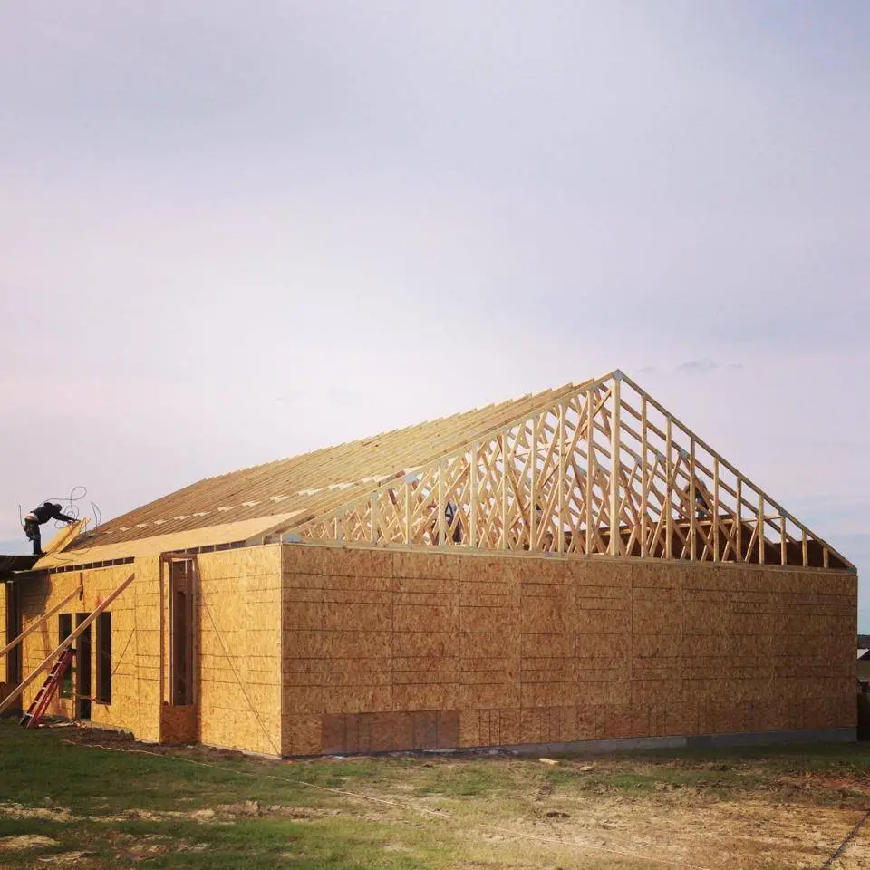 Building of the world's largest gingerbread house