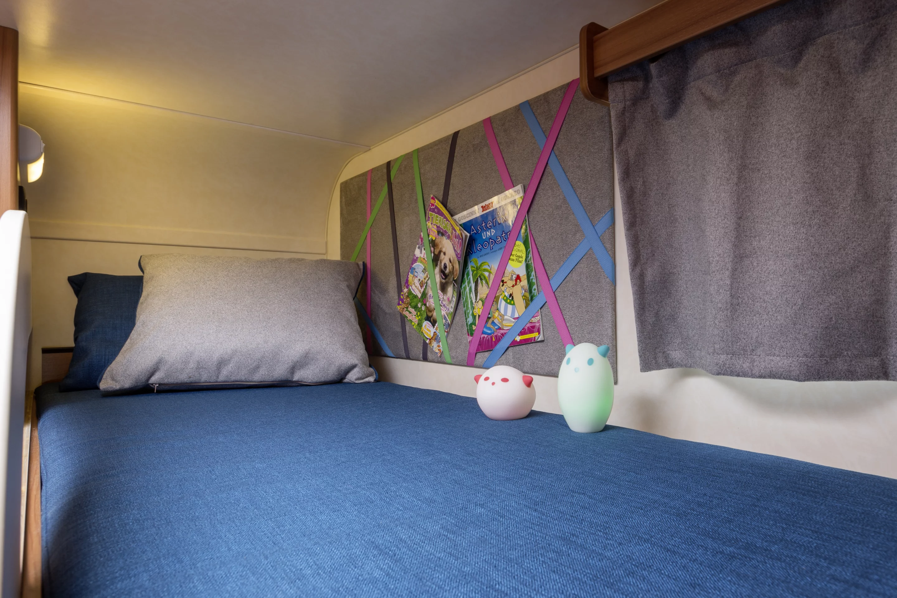 Colorful elastic straps in the CaraKids CaraOne