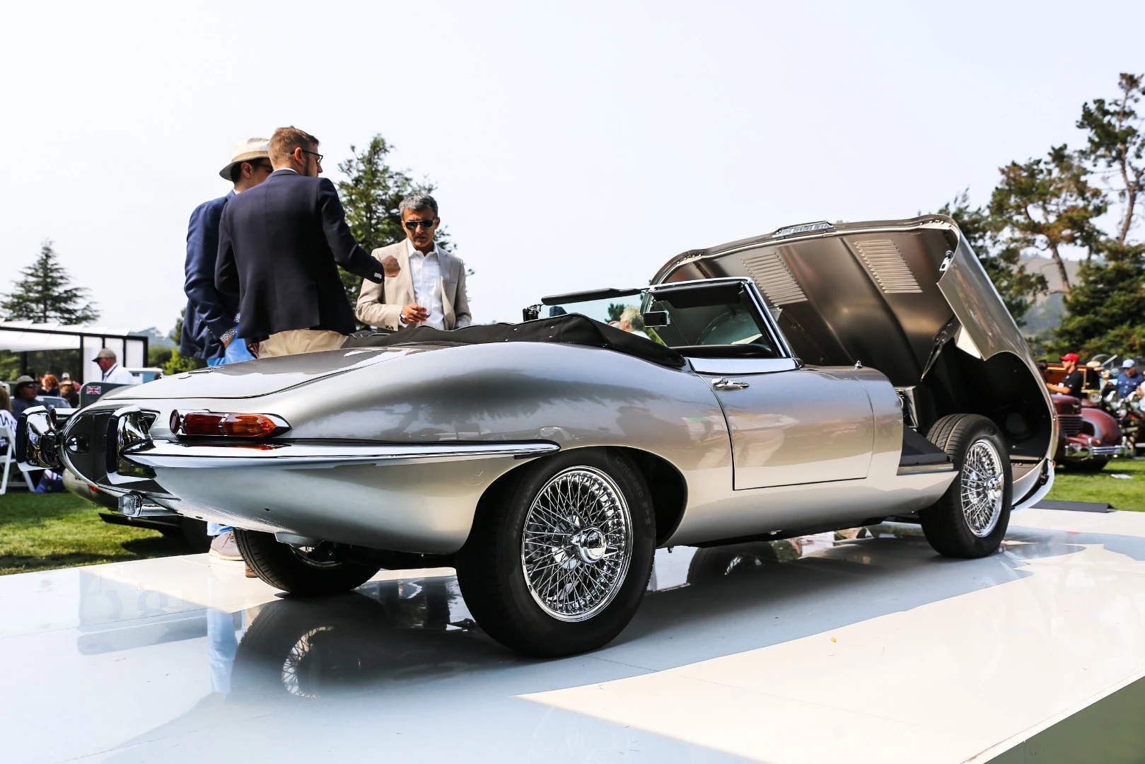 Lift the long bonnet of the the Jaguar E-Type Zero, and instead of a rce-cred DOHC six, there's an electric powerpack and motor of the same weight and dimensions