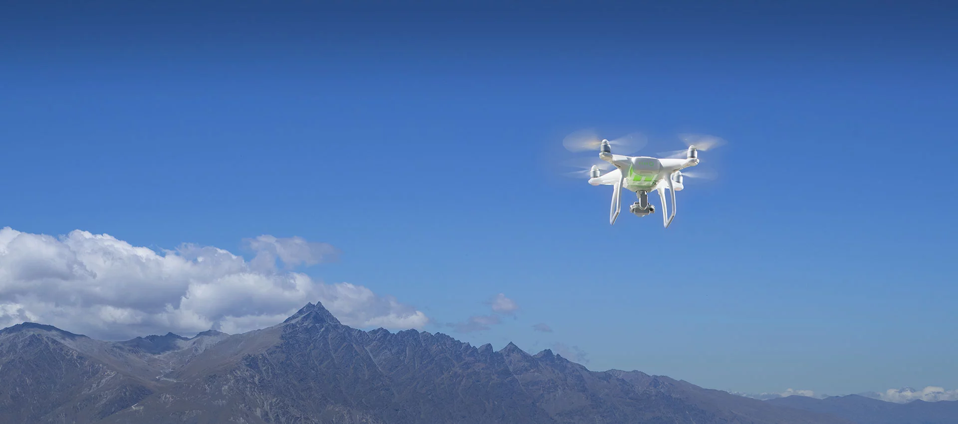 DJI Phantom 4: The Phantom 4's 28 minute effective flight time is an increase of of 25% on the Phantom 3 Professional