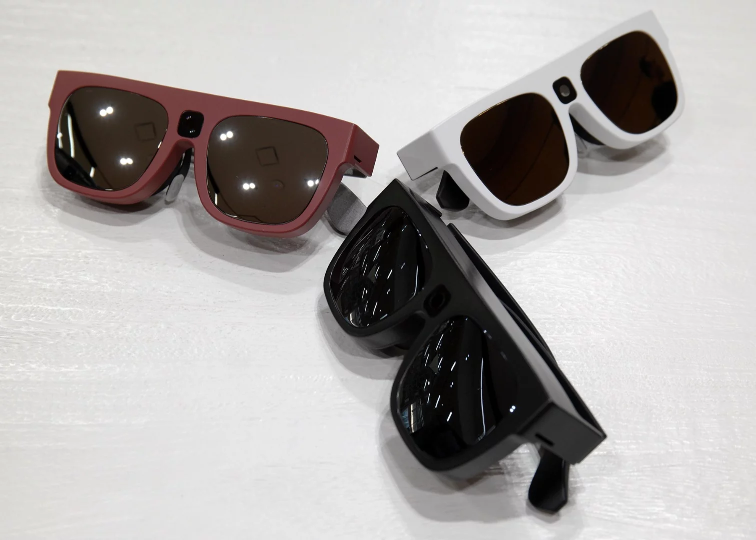 The glasses connect to a smartphone running the Relúmĭno app