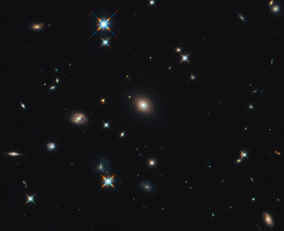 Hubble Space Telescope image of the region – SDP.81 is faintly visible as an Einstein ring behind the central galaxy