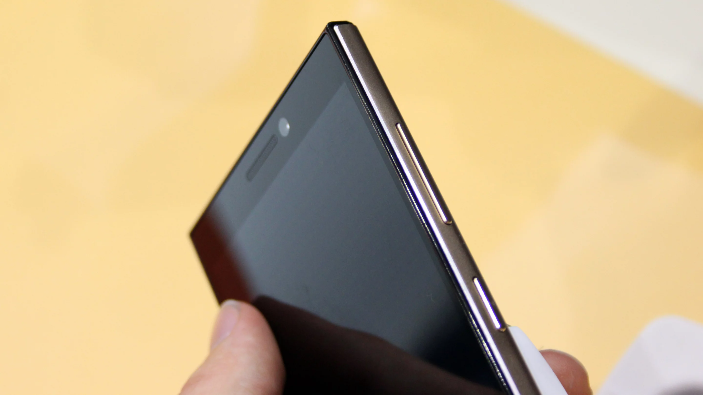 The Vibe Z2's design is a little less unusually than the X2's, but it still fells solid in the hand (Photo: Chris Wood/Gizmag.com)