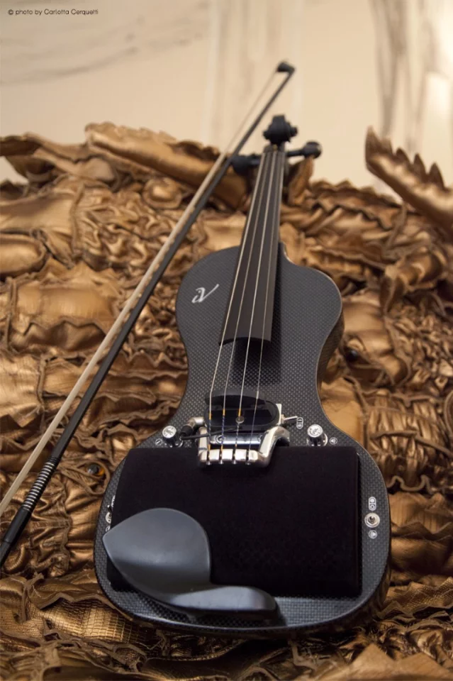 The iV electric violin features two upfiring 15 W speakers to the front of the chin rest, positioned between the left ear and the standard violin strings, and powered by a two channel Class-D power amplifier