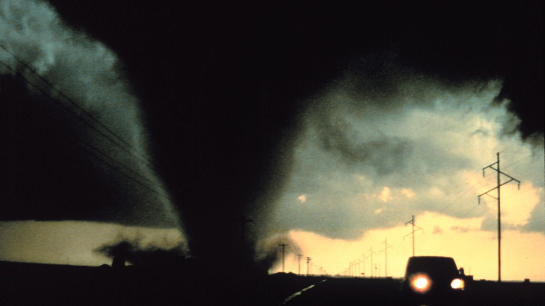 Constructing 1,000 m high walls around the American Midwest could help prevent the formation of tornadoes, such as this one south of Dimmitt, Texas in 1995 (Photo: NOAA Photo Library, NOAA Central Library; OAR/ERL/National Severe Storms Laboratory (NSSL))