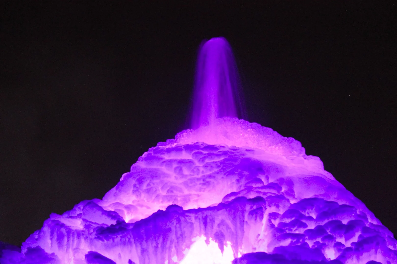 A closer view of the fountain