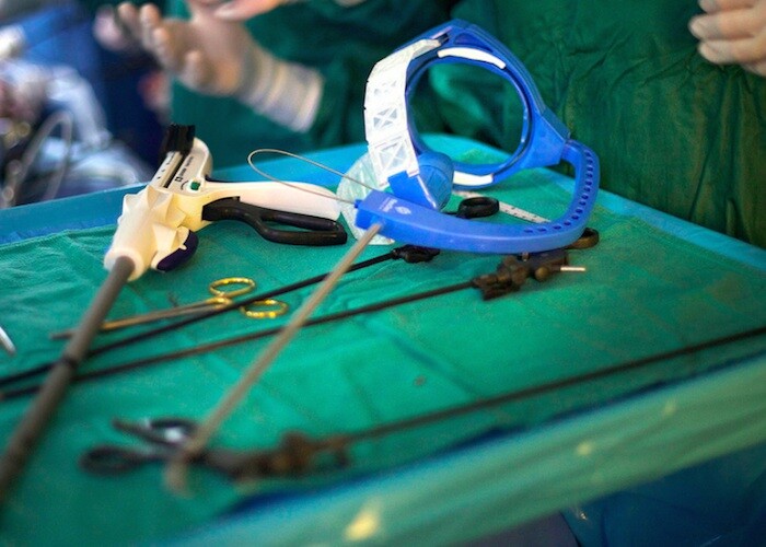 The FlexDex system uses a gyroscopic handle that allows the surgeon to angle, twist and rotate their wrist in three dimensions, and the tip of the instrument will follow