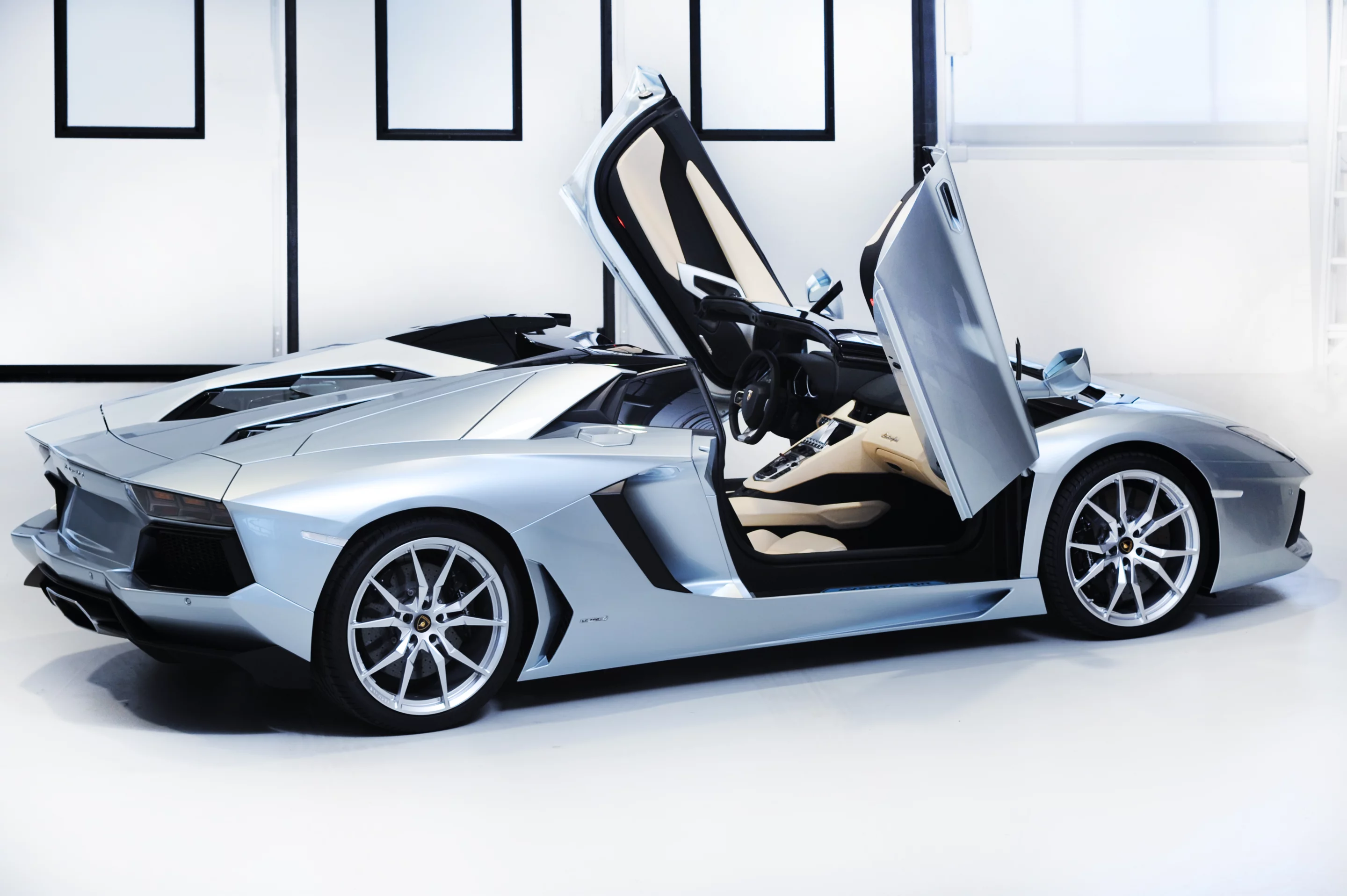 Lamborghini Aventador LP700-4 Roadster rear angle view