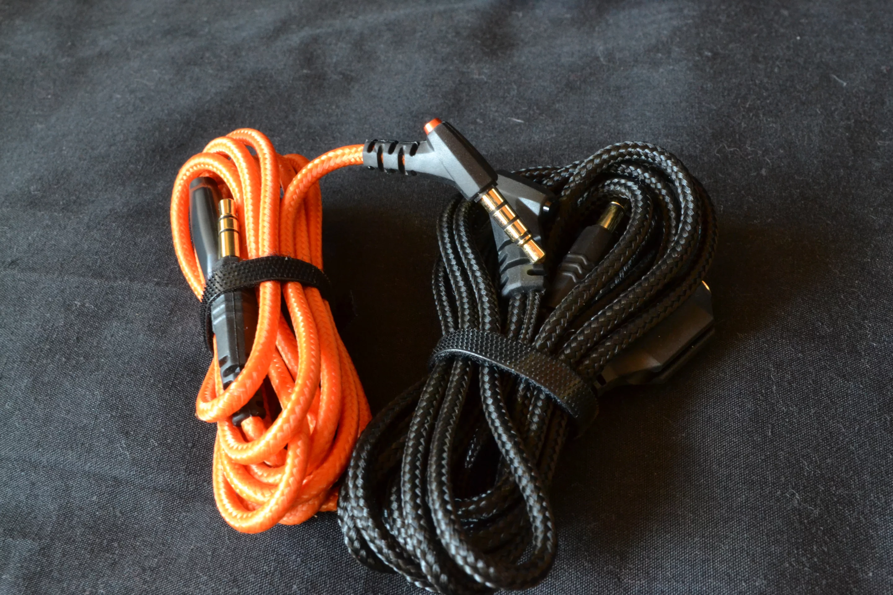 The M-100s come supplied with two Kevlar-reinforced cables, one with inline device control and the other sporting a short audio sharing cable