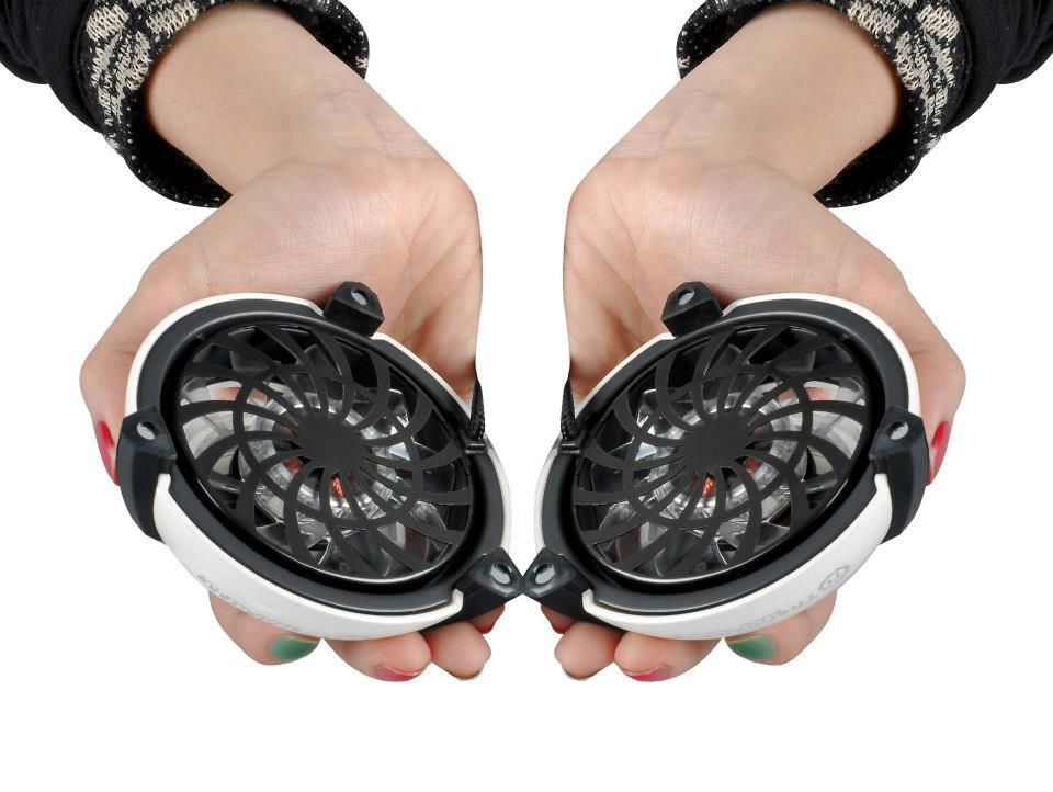 After splitting the plastic and rubber orb in two, each module is placed at the rear corner of a notebook