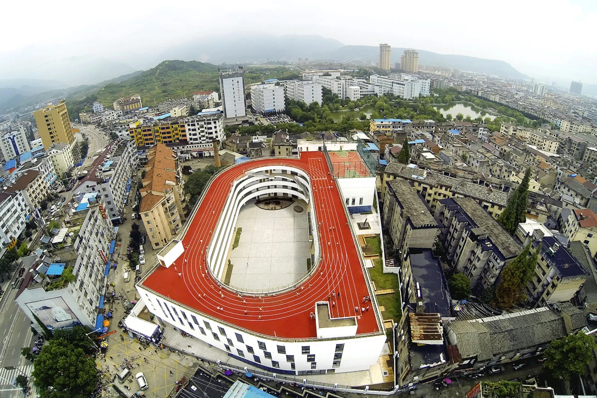 A Chinese elementary school located in Taizhou, Zhejiang has come up with an innovative way to save space by building an athletic track on its roof