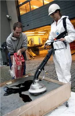 Silje Rabben (right), demonstrates the MOSE vacuum cleaner she and three other students have developed to clean up oil spills (Image: Nina Tveter/NTNU Info)