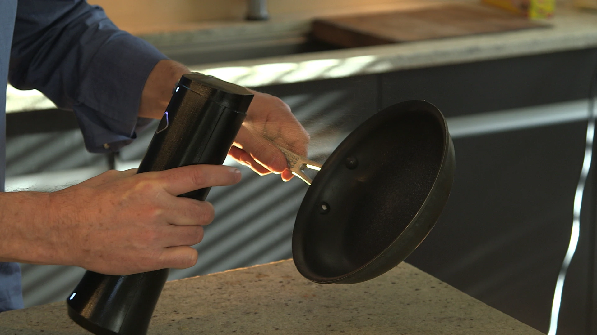 "biēming" a frying pan