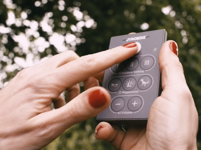 The balance settings can be adjusted via buttons on the Control Hub's side or a wireless controller, which works within a range of 150 m (164 yd)