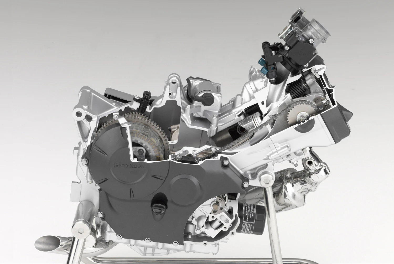 There’s a single 36 mm throttle body and PGM-FI fuel injection system supplies the optimum amount of fuel/air mixture thanks to an oxygen sensor in the exhaust. Fuel consumption of 28,4km/l (WMTC mode) is particularly impressive, enabling a 300km plus range from the 11.6 liter fuel tank.