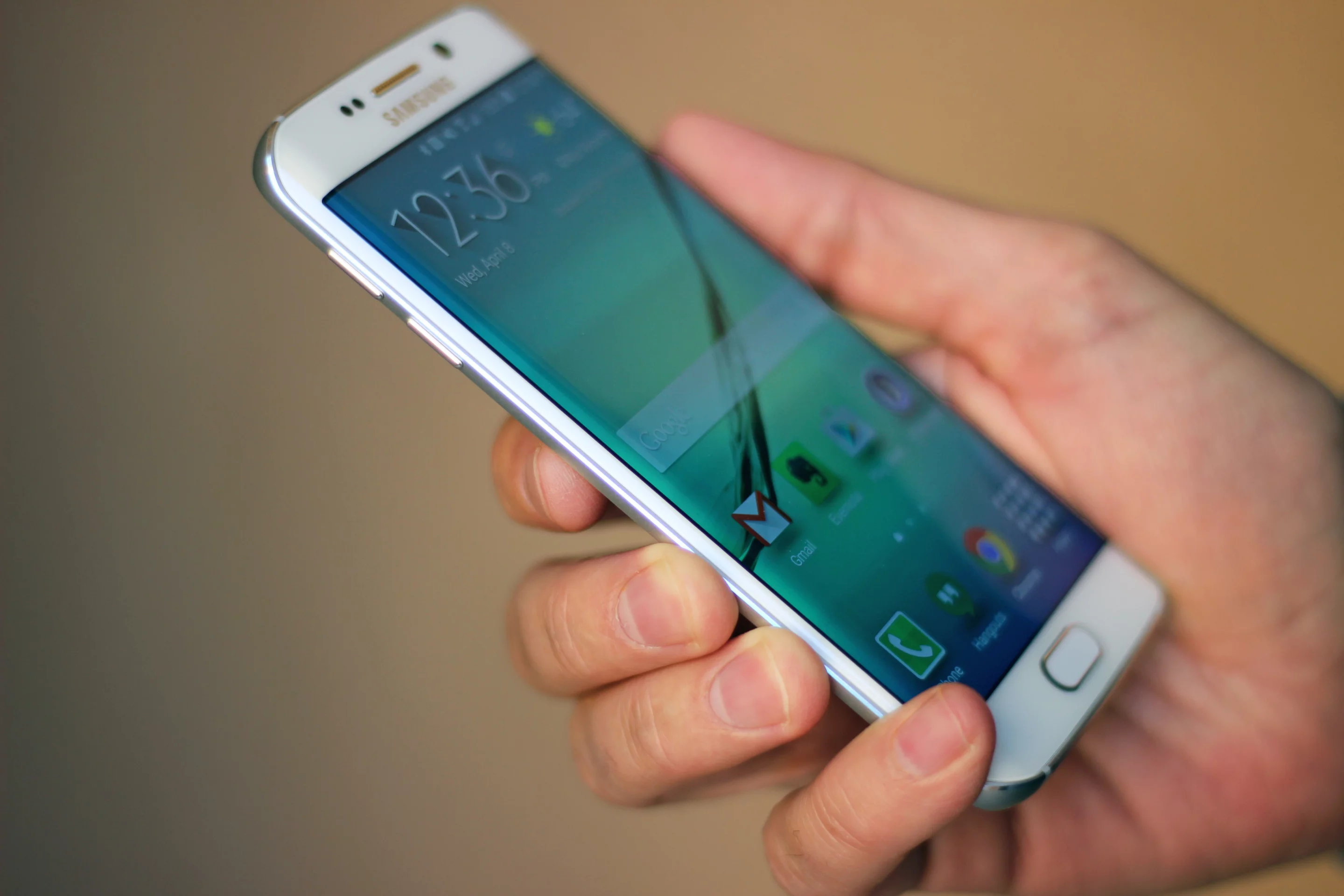 The Galaxy S6 edge is 4 percent lighter than the standard Galaxy S6, but both feel pleasantly airy in hand (Photo: Will Shanklin/Gizmag.com)